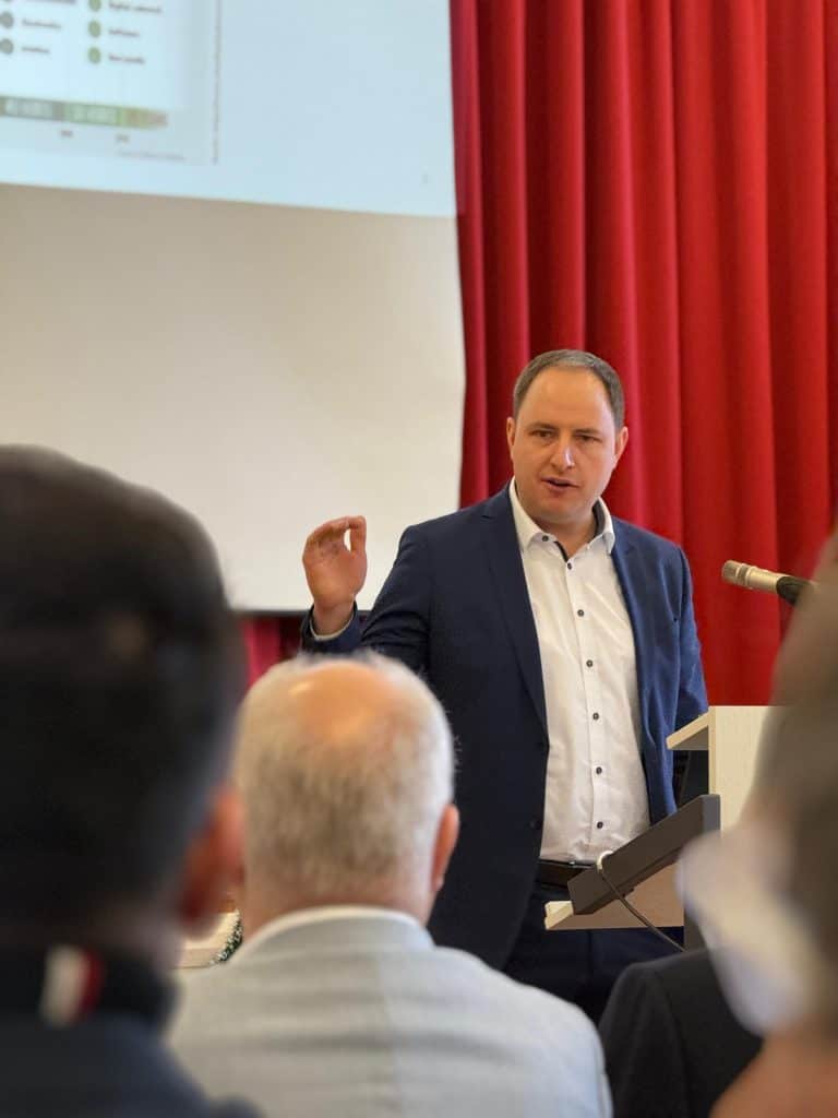 Prof. Dr. Jonas Haertfelder beim Fachvortrag — Prozessberatung und KI im Mittelstand